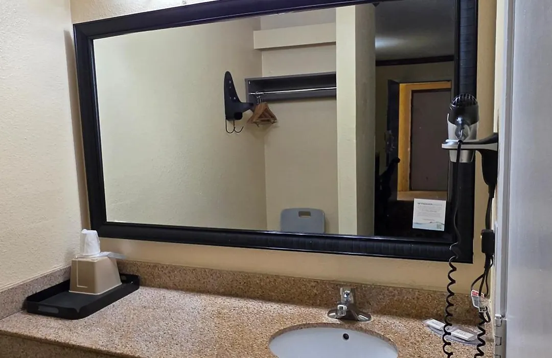 Super 8 By Wyndham San Marcos-1