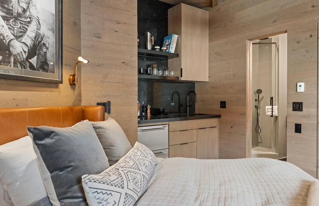 Independence Square 301, Great Hotel Room With Excellent Location & Rooftop Hot Tub-1