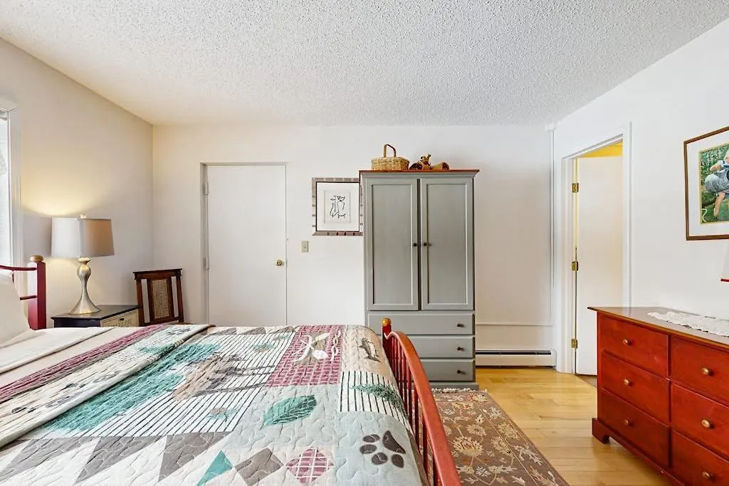 Lakefront Condo On The Golf Course With Sweeping Views And Beach Access-1