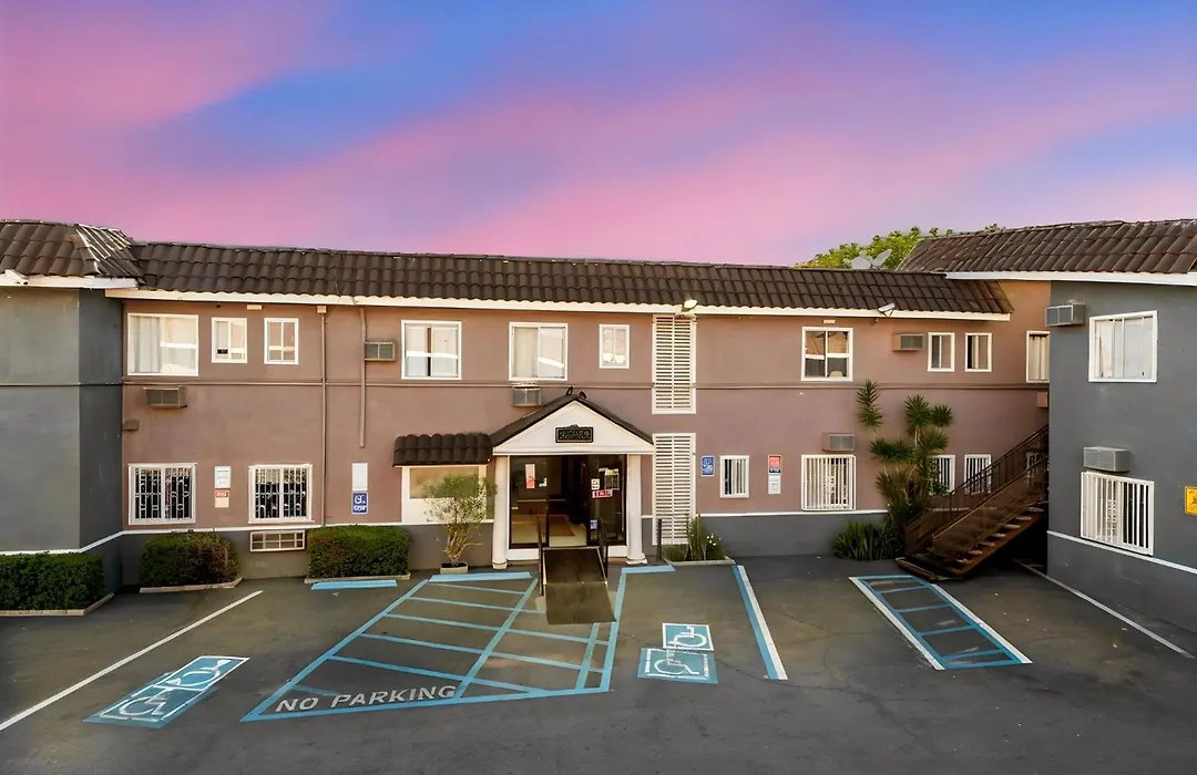 Encore Inn Inglewood-1