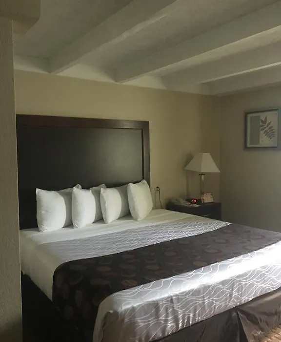 Days Inn By Wyndham Bloomington West-1