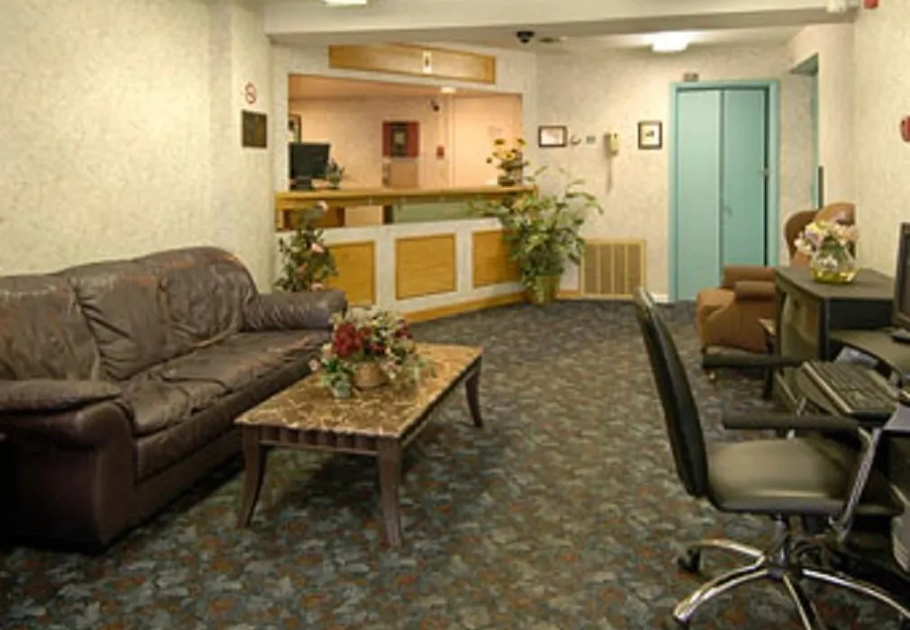 Econo Lodge Utica-1