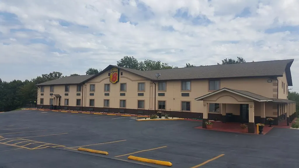 Super 8 By Wyndham Warrensburg-1