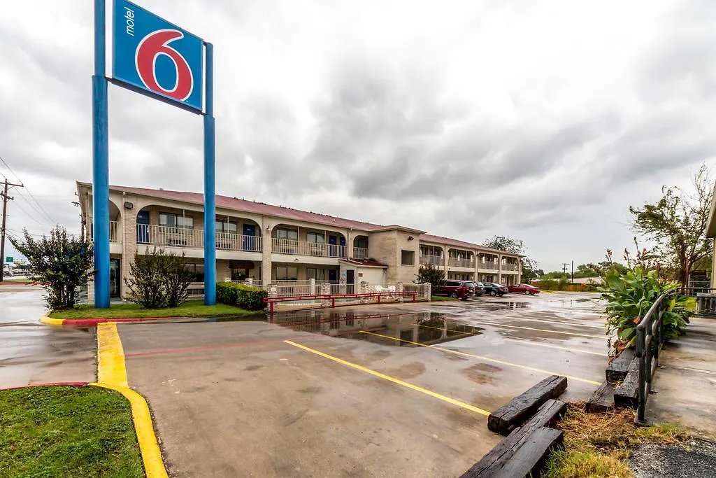 Motel 6 San Antonio, Tx - Frost Bank Center-1
