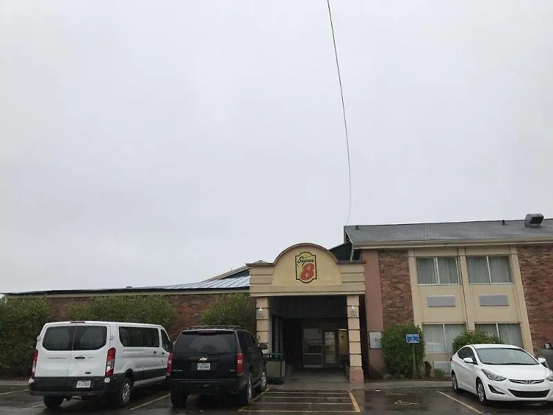 Super 8 By Wyndham Des Moines-1