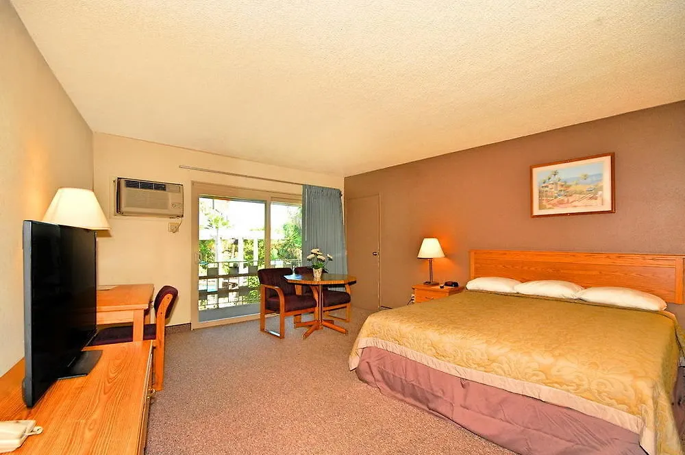 Super 8 By Wyndham Long Beach-1