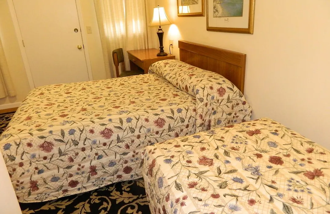 Twin Oaks Motel-1