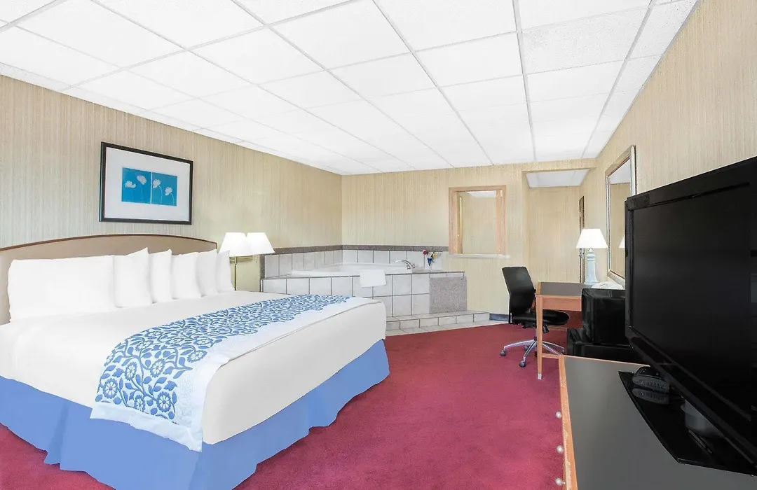 Days Inn By Wyndham Emporia-1