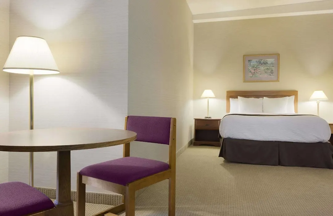 Days Inn By Wyndham Toronto East Beaches-1