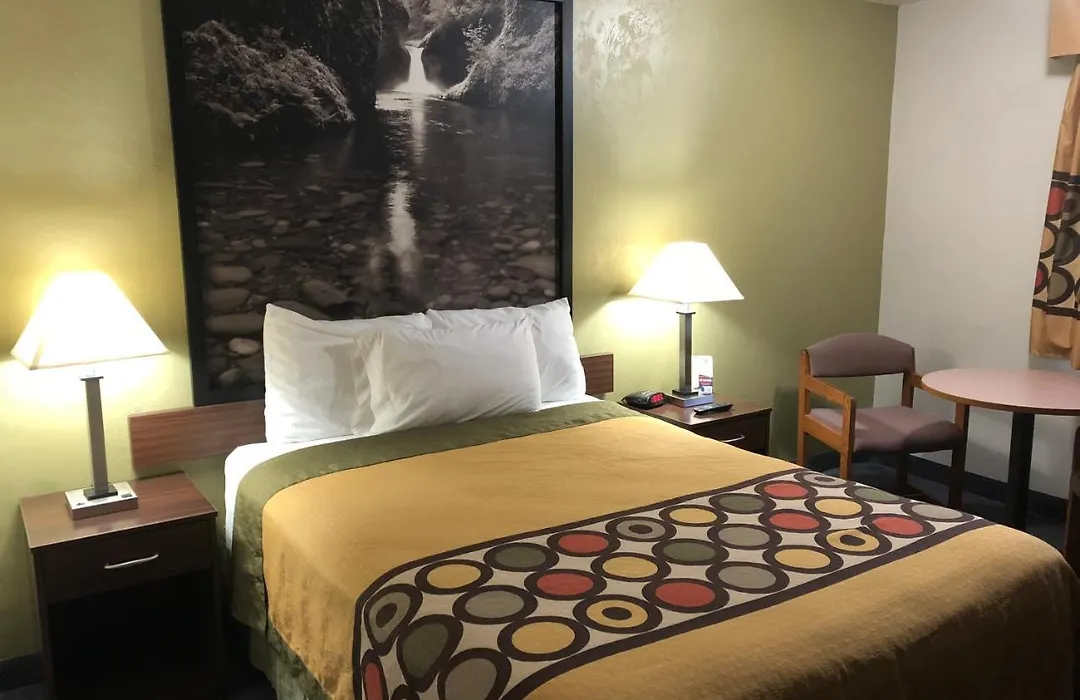 Super 8 By Wyndham Salem-1