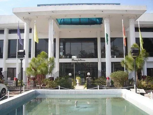 Dreamland Hotel-1
