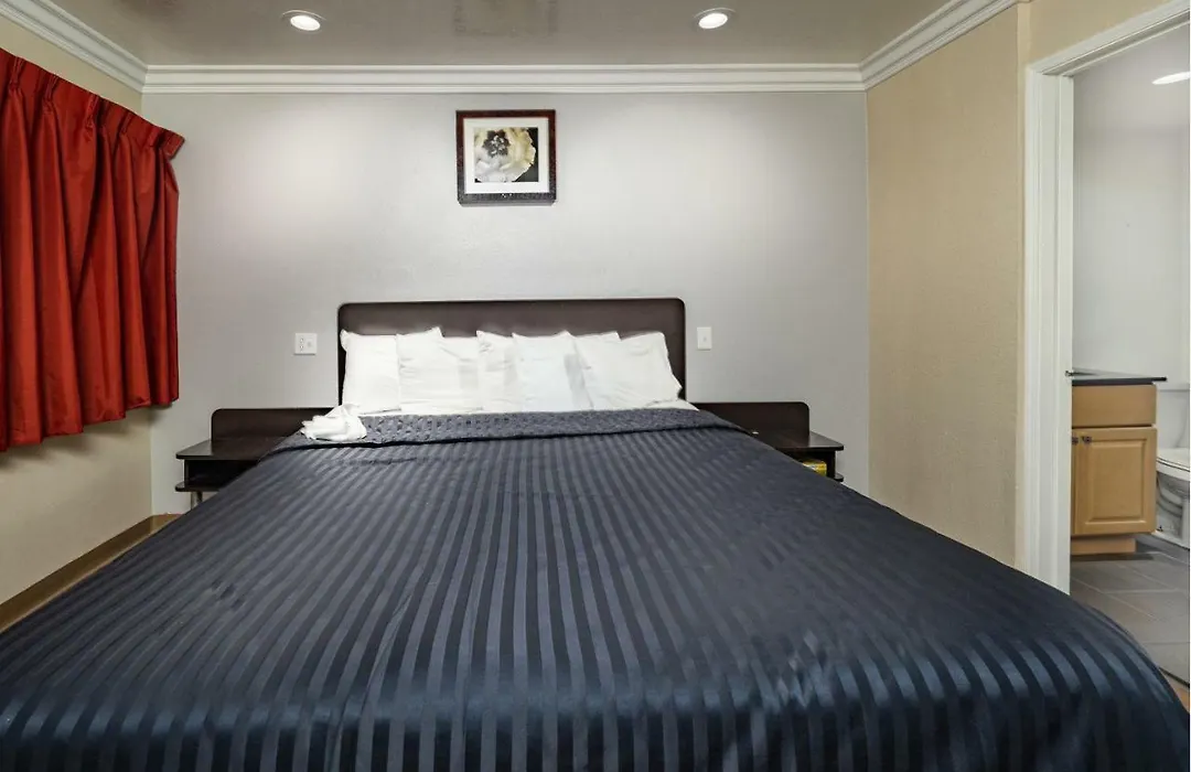 Travelodge By Wyndham Sacramento Convention Center-1