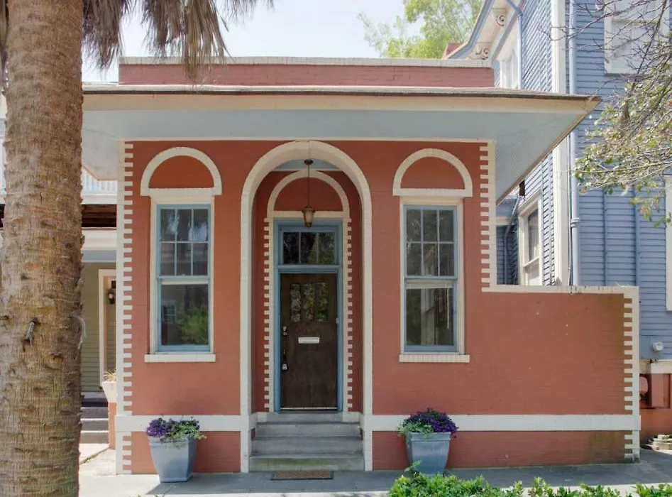 101 E Waldburg - Cozy Cottage Just Off Of Forsyth Park-1