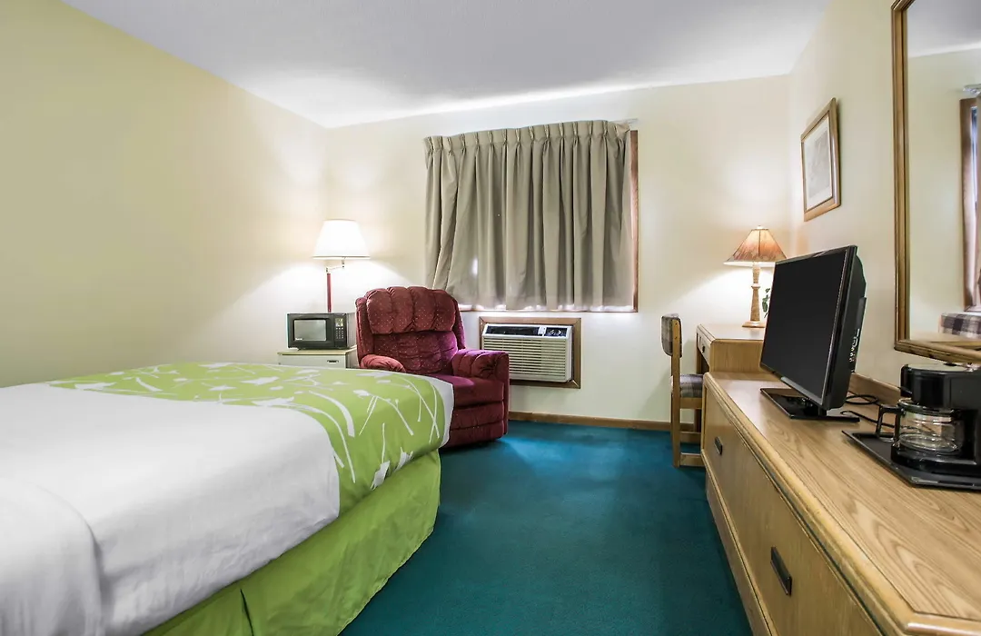 Econo Lodge Inn & Suites Dubuque-1
