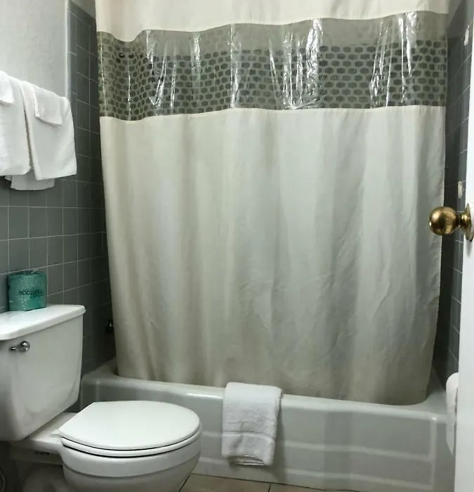 Deluxe Inn-1