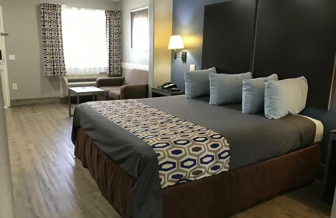 Camelot Inn And Suites-1