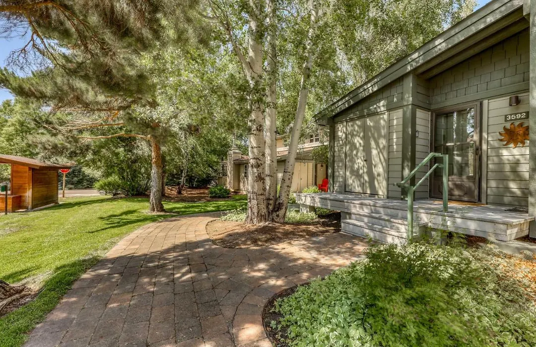 Single Level Ranch Condo In Elkhorn-1