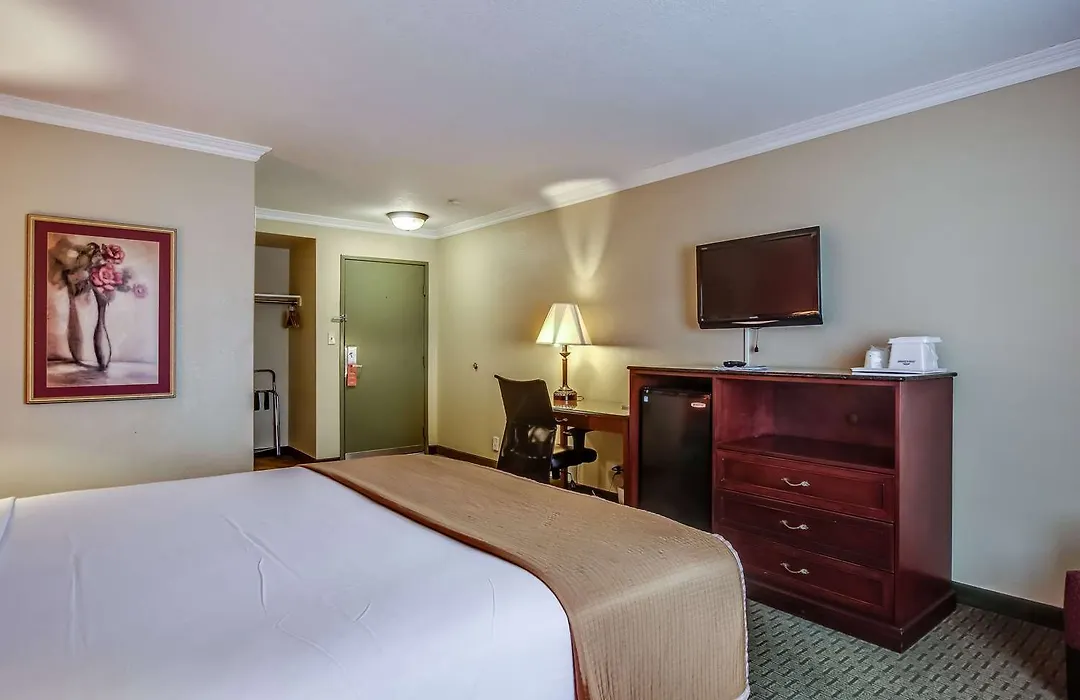 Howard Johnson By Wyndham Reseda Hotel & Suites-1