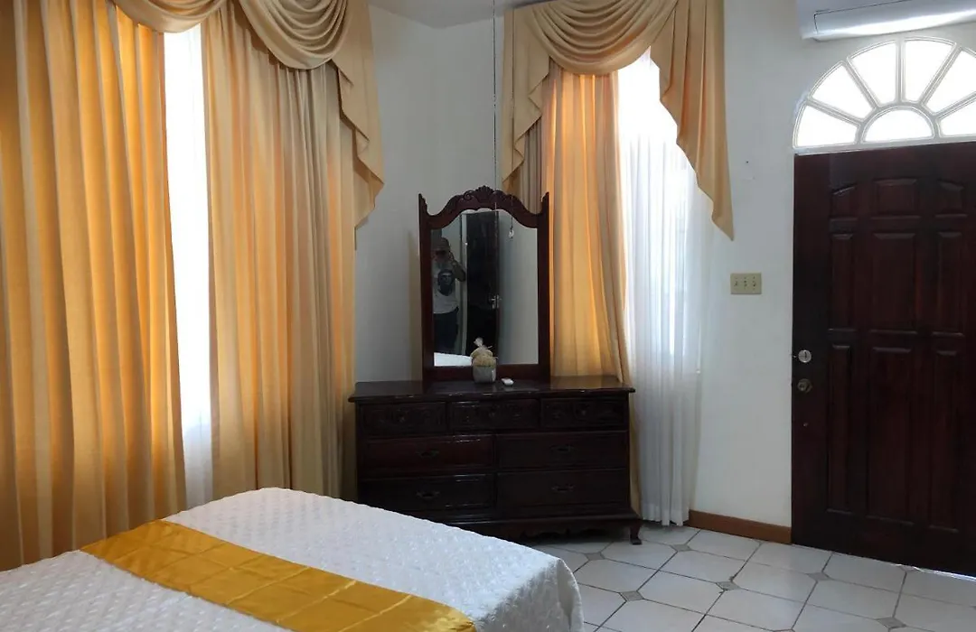 Goldenview Guesthouse Ocho Rios-1