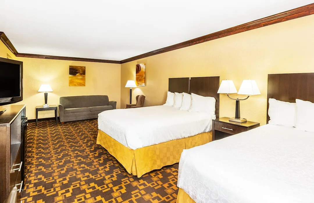 Days Inn & Suites By Wyndham Coralville / Iowa City-1