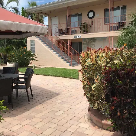 Carlton House Motel And Suites-3