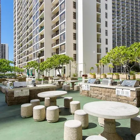Waikiki Banyan Modern One Bedroom Free Parking-3