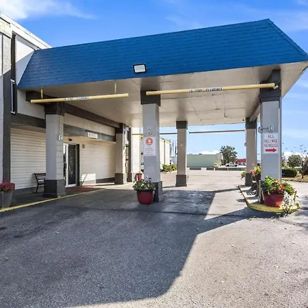 Econo Lodge Inn & Suites-3