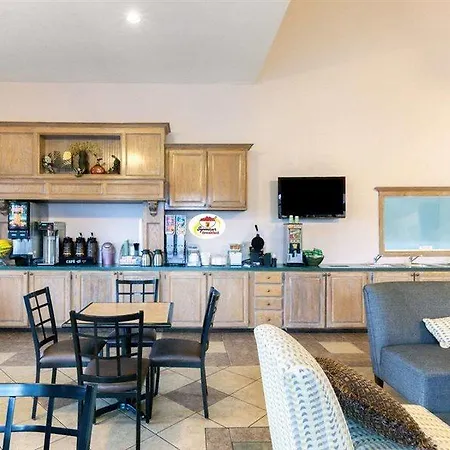 Super 8 By Wyndham Tulsa/Downtown/East-2