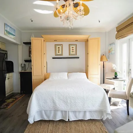 Palm Beach Hotel With Juliette Balconies! 2 Blocks From Beach! Historic Landmark-3