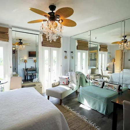 Palm Beach Hotel With Juliette Balconies! 2 Blocks From Beach! Historic Landmark-2