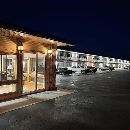 Days Inn & Suites By Wyndham St. Ignace Lakefront-2