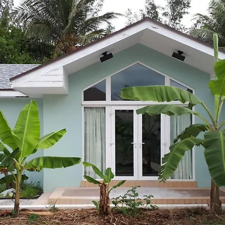 Secluded And Modern Beachfront House-3
