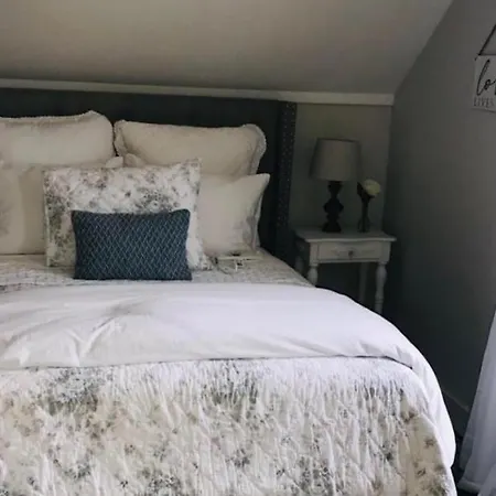 The Farmhouse Inn & Kitchen, 2 Blocks From Downtown Whitefish, Montana-2