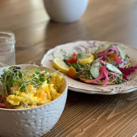 The Farmhouse Inn & Kitchen, 2 Blocks From Downtown Whitefish, Montana-3