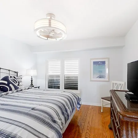 Pier House 502-3
