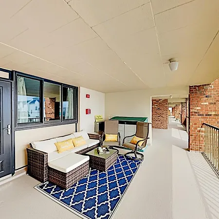 Colonial Unit 202-3