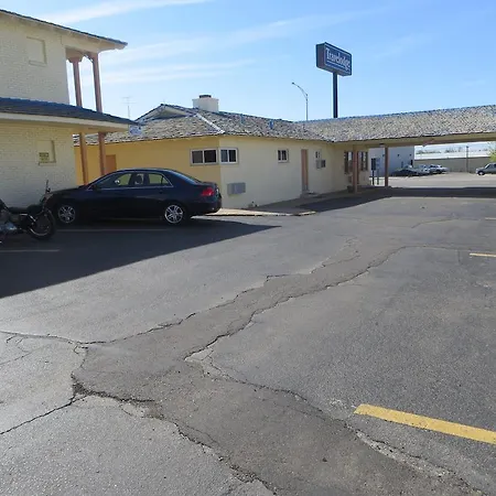 Travelodge By Wyndham Dodge City-2