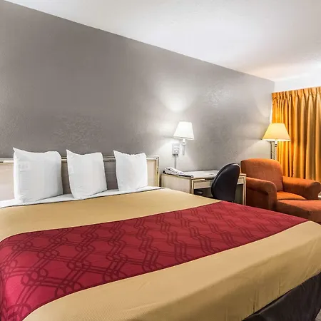 Econo Lodge Airport I-35 North-2