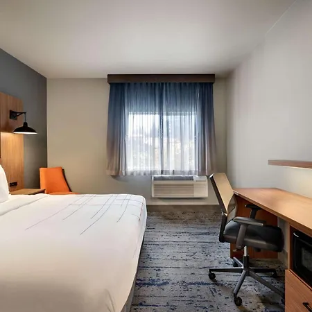 La Quinta Inn & Suites By Wyndham Springfield-3