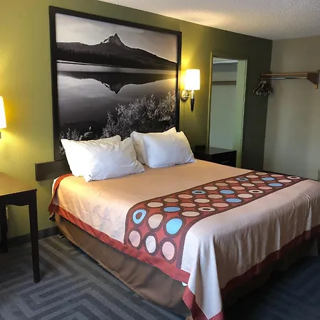 Super 8 By Wyndham Lagrande-3