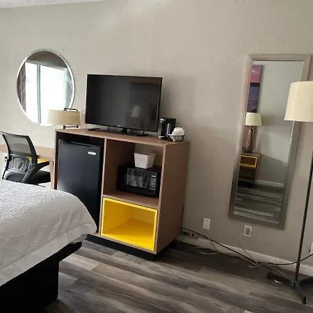Days Inn & Suites By Wyndham Dayton North-2
