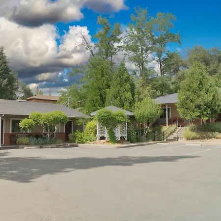 Mariposa Lodge-2