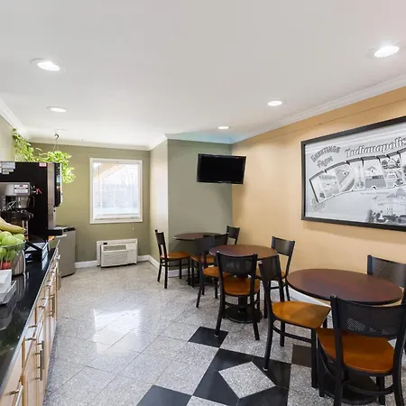 Super 8 By Wyndham Indianapolis-Southport Rd-2