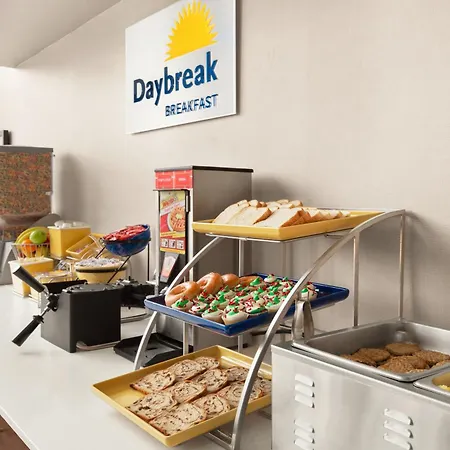 Days Inn & Suites By Wyndham Savannah Midtown-3