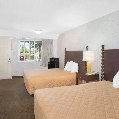 Days Inn By Wyndham Fresno Central-2