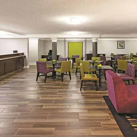 La Quinta Inn By Wyndham Fresno Yosemite-2