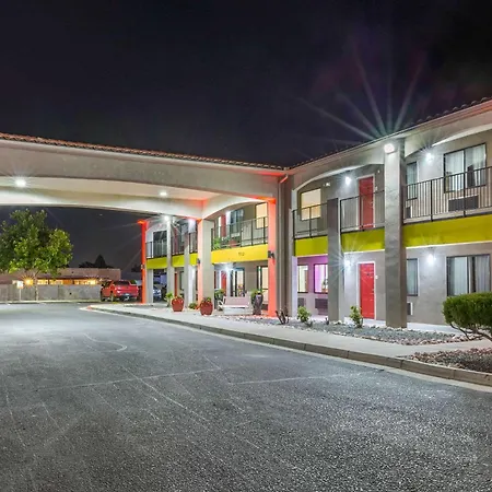 Econo Lodge West - Coors Blvd-3