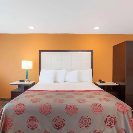 Ramada By Wyndham Culver City-2