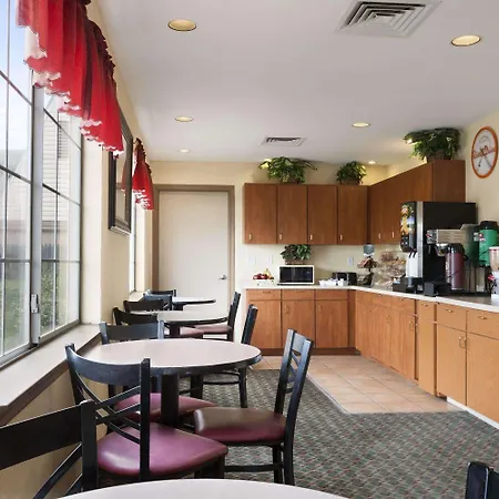 Howard Johnson By Wyndham Grand Prairie Near Lone Star Park-3