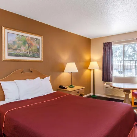 Howard Johnson By Wyndham Bakersfield-3